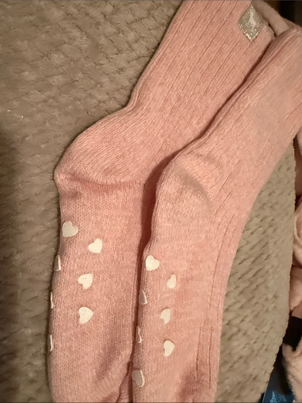 NWOT PINK Victoria's Secret Plush Crew Socks with hearts and dog logo at cuff.